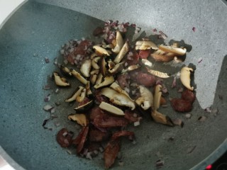 香菇腊肠焖饭,在加入泡发的干香菇