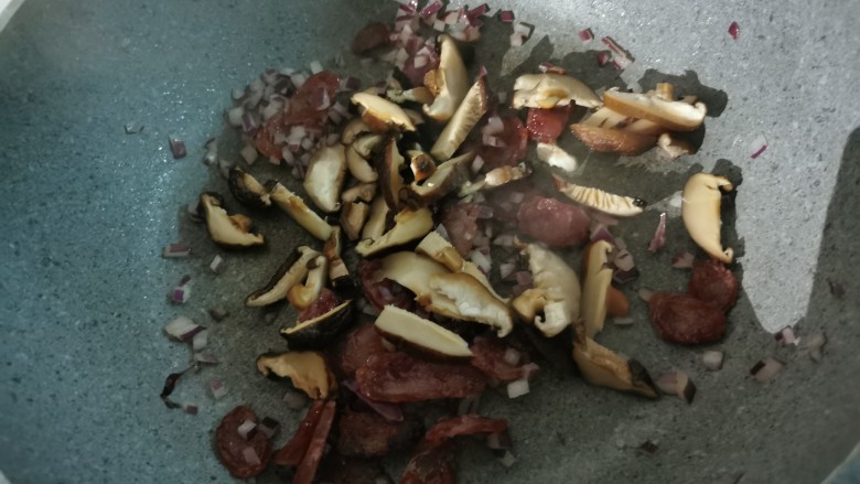 香菇腊肠焖饭,在加入泡发的干香菇