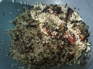 香菇腊肠焖饭,倒入小米椒个珍珠米，拌匀。