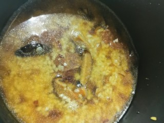 香菇腊肠焖饭,倒回电饭锅里，加入刚刚泡香菇的水，不够的话在加清水至平常煮饭的量，按下煮饭键