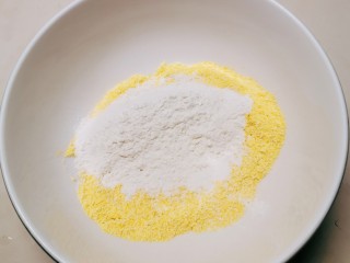鸡蛋玉米饼,玉米面和白面粉混合  