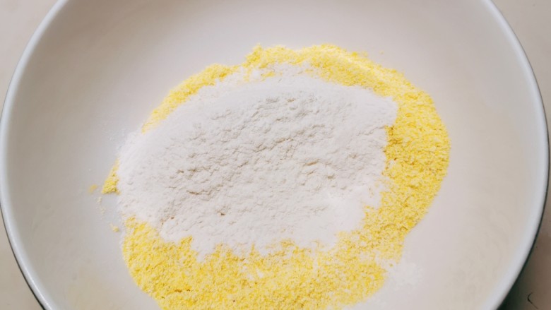 鸡蛋玉米饼,玉米面和白面粉混合  