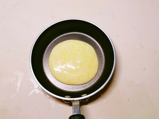 鸡蛋玉米饼,垂直倒入即可  自成圆形