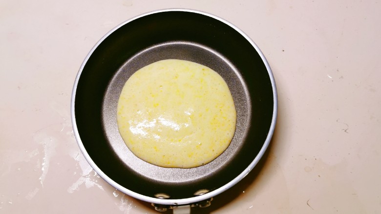 鸡蛋玉米饼,垂直倒入即可  自成圆形