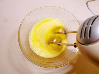 鸡蛋玉米饼,用电动打蛋器 打发