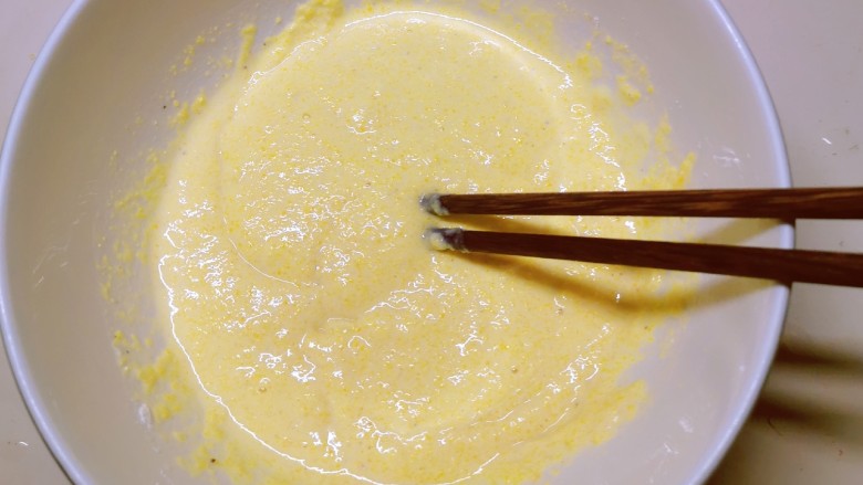 鸡蛋玉米饼,搅拌均匀无颗粒
