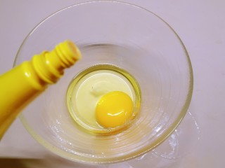 鸡蛋玉米饼,鸡蛋敲入碗中 加入几滴柠檬汁