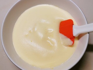 鸡蛋玉米饼,打发好的蛋液倒入玉米面糊里  翻拌均匀  