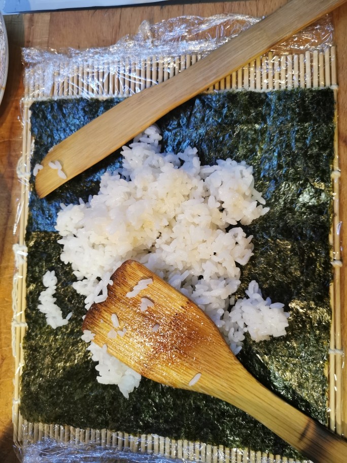 超级无敌美味又简单的寿司,均匀铺开