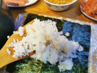 超级无敌美味又简单的寿司,取适量米饭