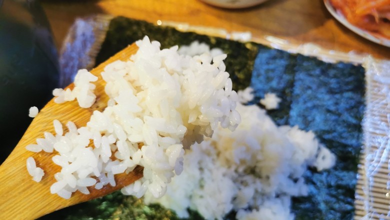 超级无敌美味又简单的寿司,取适量米饭