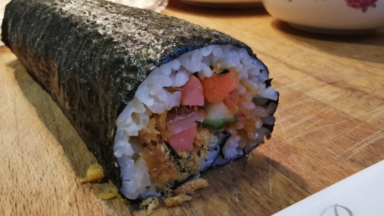 超级无敌美味又简单的寿司,准备开始切