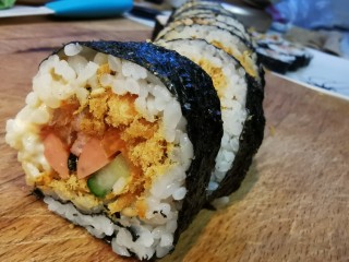 超级无敌美味又简单的寿司,寿司刀可以稍微沾一点水，以防粘刀