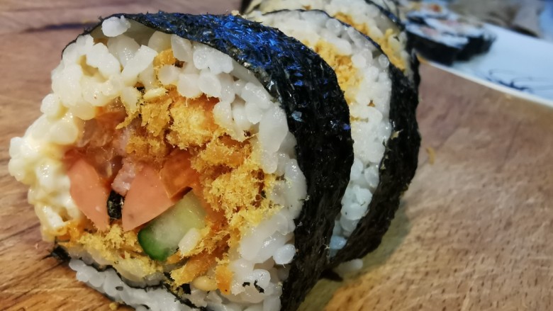 超级无敌美味又简单的寿司,寿司刀可以稍微沾一点水，以防粘刀