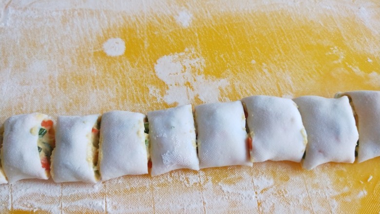 鸡蛋玉米饼,切成小段。