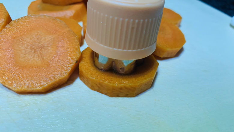 芹菜炒胡萝卜,用花瓣型模具按压厚切的胡萝卜；