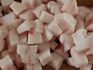 炸葱油【简单易做、香的要命】,猪肥肉用温水洗干净，切小块。