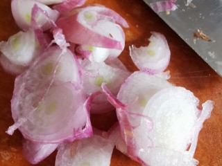 炸葱油【简单易做、香的要命】,红葱头切碎成葱花。