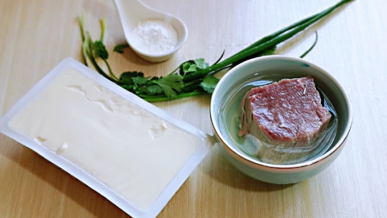 香菇豆腐汤,准备食材，豆腐我用了半盒，<a style='color:red;display:inline-block;' href='/shicai/ 216'>牛肉</a>用冷水反复泡，将血水泡出。