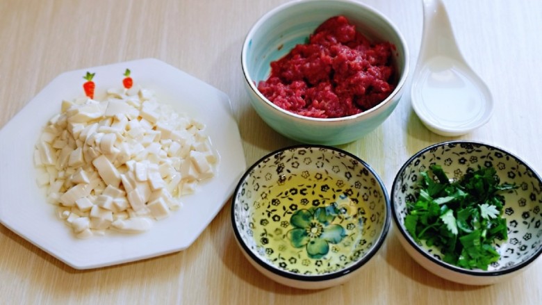 香菇豆腐汤,葱<a style='color:red;display:inline-block;' href='/shicai/ 131'>香菜</a>去根切碎，淀粉加入适量水化成液体，准备工作完成。