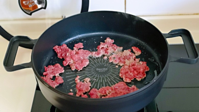 香菇豆腐汤,起油锅，加入腌制好的牛肉末。
