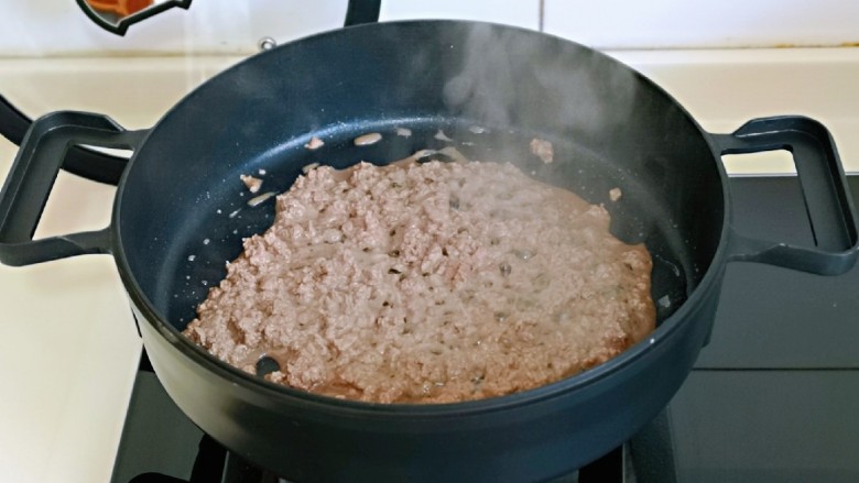 香菇豆腐汤,中小火煸炒至牛肉变色。