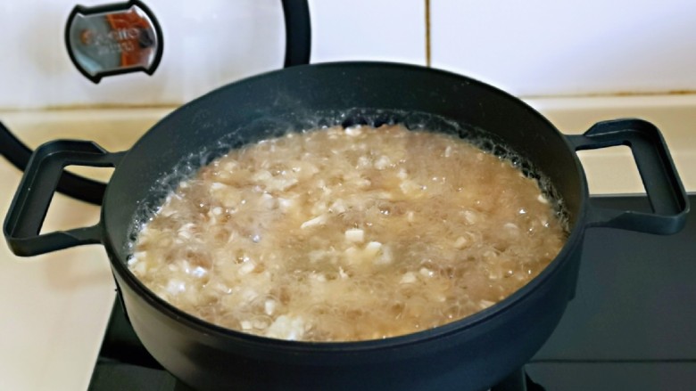 香菇豆腐汤,大火至汤汁粘稠即可。