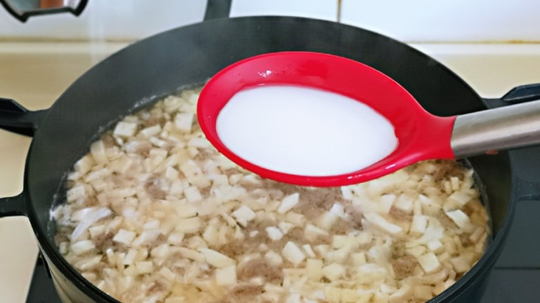 香菇豆腐汤,倒入化开的淀粉液勾芡。
