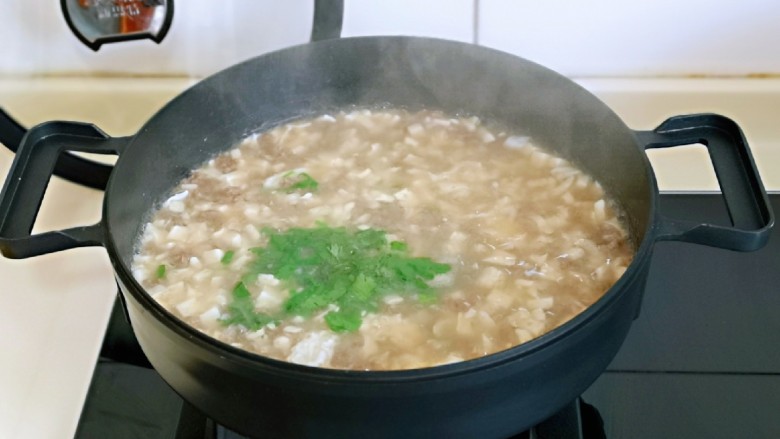 香菇豆腐汤,关火加入香菜和葱花，借助余温将其烫熟即可。