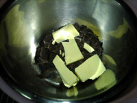 巧克力裂纹曲奇,黄油，巧克力切小块，放入碗中