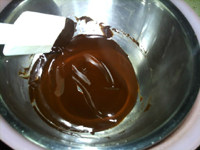 巧克力裂纹曲奇,隔水加热，搅拌至融化，取出