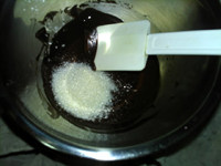 巧克力裂纹曲奇,加入细砂糖，搅拌均匀