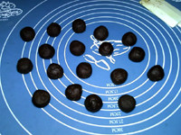 巧克力裂纹曲奇,分成10克/个的圆球