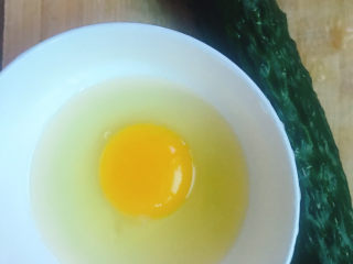 鸡蛋炒杂蔬,鸡蛋打入碗中打散