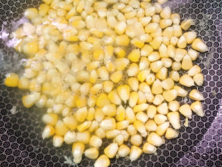 鸡蛋炒杂蔬,放入玉米加适量清水将玉米煮熟