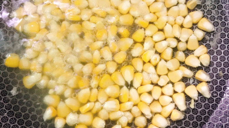 鸡蛋炒杂蔬,放入玉米加适量清水将玉米煮熟