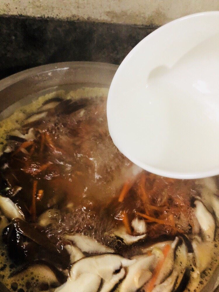 香菇豆腐汤,香菇煮开后，倒入玉米淀粉