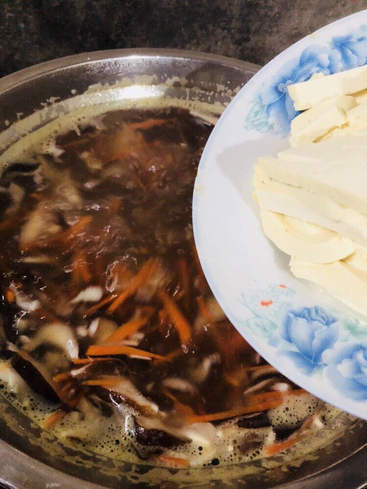 香菇豆腐汤,再次煮开后放入豆腐条