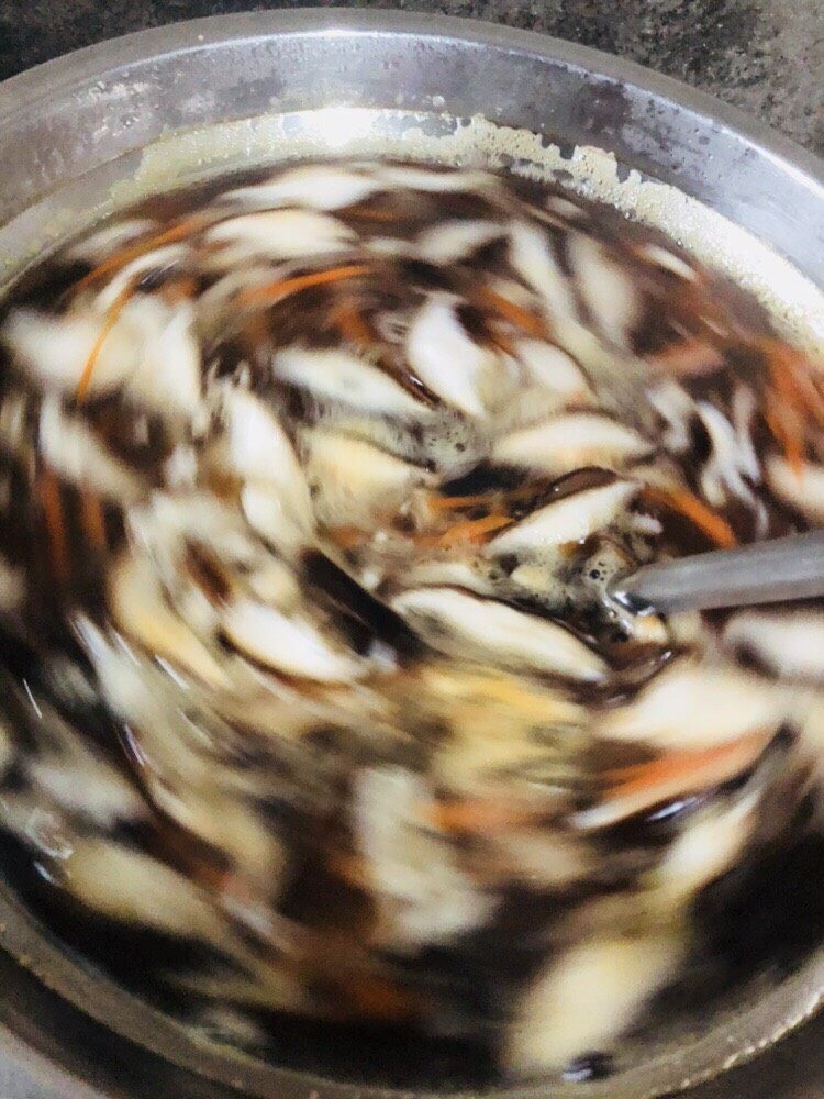香菇豆腐汤,用勺子快速搅拌防止糊底