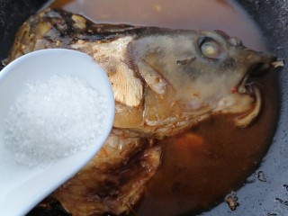 麻辣鱼头,加入少许白糖提味，也可以不加。