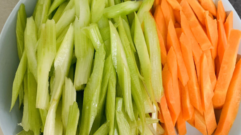 芹菜炒胡萝卜,两种食材尽量切的粗细一样，这样更方便一起成熟。