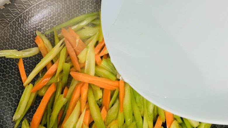 芹菜炒胡萝卜,加入适量的水继续翻炒。