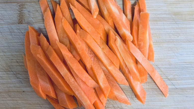 芹菜炒胡萝卜,再切成0.5厘米厚的条。