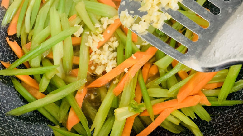 芹菜炒胡萝卜,两种食材全部熟透的时候，放上蒜末提香，快速翻炒几下出锅。