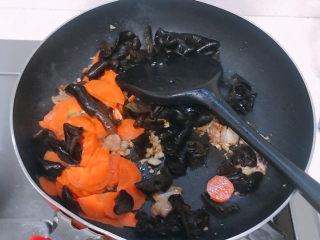 胡萝卜炒木耳,然后把胡萝卜木耳一起下翻炒，并洒点热水。