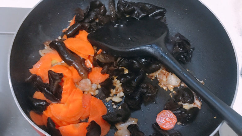 胡萝卜炒木耳,然后把胡萝卜木耳一起下翻炒，并洒点热水。
