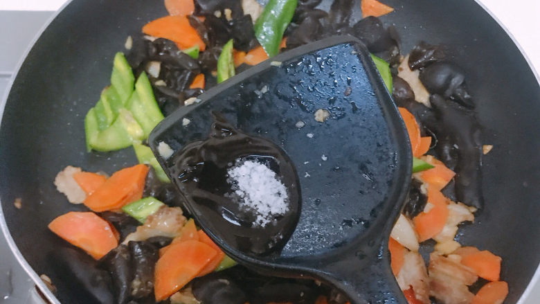 胡萝卜炒木耳,青椒变色后，就可以加入适量蚝油和盐调味。翻炒均匀即可。