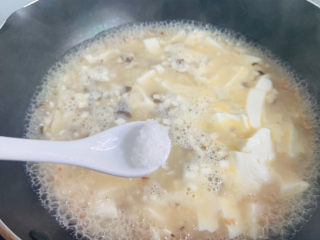 香菇豆腐汤,加入适量盐