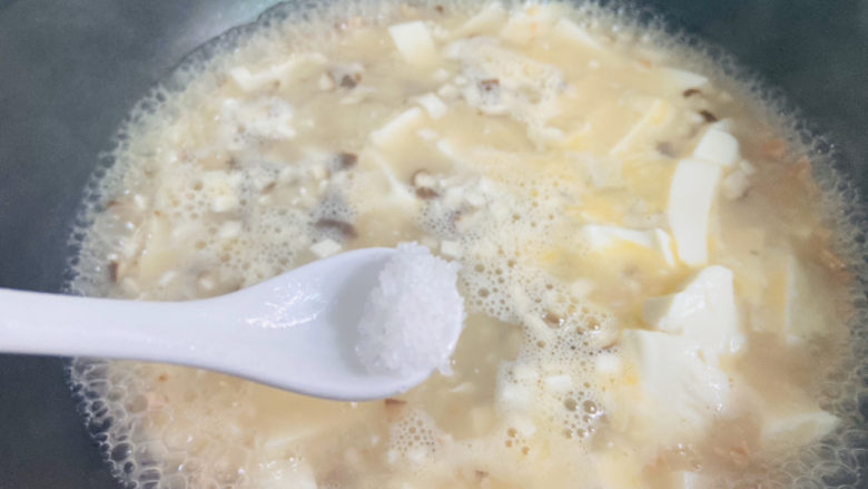 香菇豆腐汤,加入适量盐