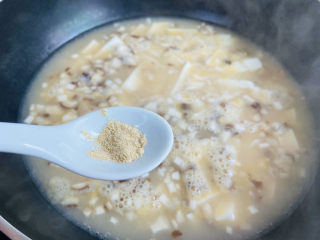 香菇豆腐汤,加入少许胡椒粉中火煮六-八分钟